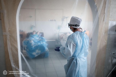 На Буковині у лікарнях, де лікують хворих на COVID-19, розгортають додаткові ліжкомісця