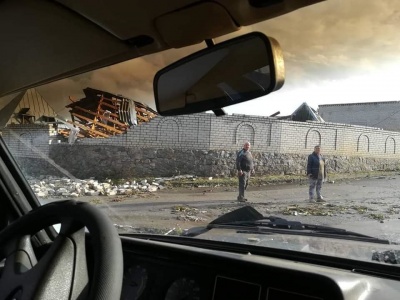 У Кропивницькому ураган зривав дахи з будинків та валив дерева - фото, відео