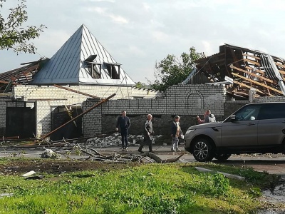 У Кропивницькому ураган зривав дахи з будинків та валив дерева - фото, відео