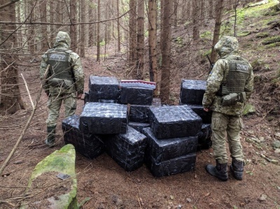 Біля кордону на Буковині знайшли сховки з цигарками на понад 700 тисяч