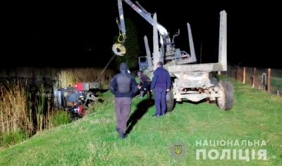 З’їхав у водойму: на Буковині чоловік перекинувся на тракторі і загинув