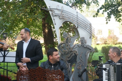 Пам’ятник єврейській пісні «Хава нагіла» відкрили у Чернівцях – фото