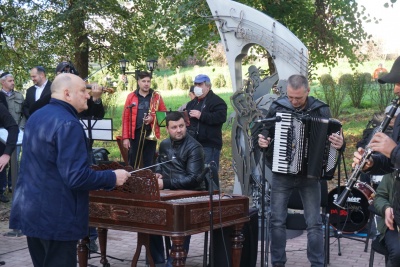 Пам’ятник єврейській пісні «Хава нагіла» відкрили у Чернівцях – фото