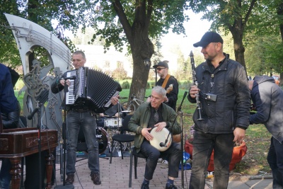 Пам’ятник єврейській пісні «Хава нагіла» відкрили у Чернівцях – фото