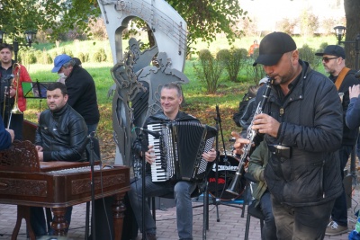 Пам’ятник єврейській пісні «Хава нагіла» відкрили у Чернівцях – фото