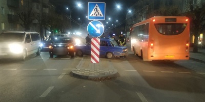 ДТП у Чернівцях: легковики не розминулись на перехресті і збили дорожні знаки - фото