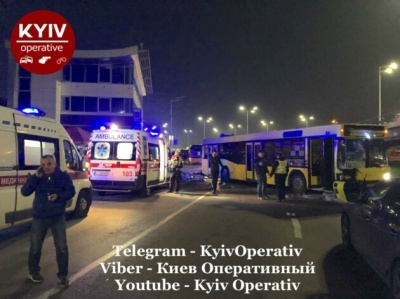 У Києві автобус зніс продуктовий намет біля зупинки: є жертви - фото