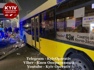 У Києві автобус зніс продуктовий намет біля зупинки: є жертви - фото