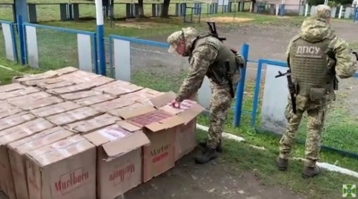 Вночі на Буковині прикордонники затримали 4 контрабандистів із цигарками на мільйон