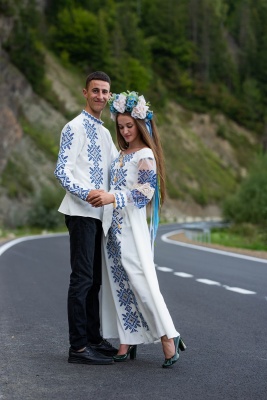 Стильні вишиті сорочки, плаття і костюми: у магазині «Svitla Vushuvanka» у Чернівцях знають, що пасує українцям!*
