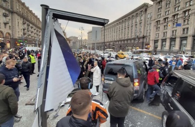 У Києві на Хрещатику джип в'їхав у натовп у пішохідній зоні. Загинули двоє людей - відео