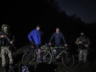 На Буковині затримали двох бельгійців, які намагались на велосипедах незаконно перетнути кордон з Румунією