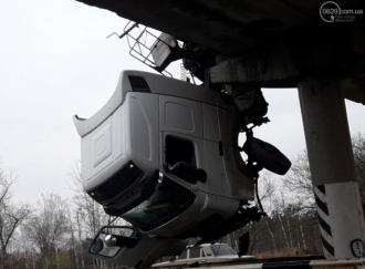 Під Маріуполем фура "повісилася" на мосту: названо причину незвичайної ДТП Під Маріуполем фура "повісилася" на мосту: названо причину незвичайної ДТП