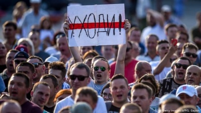 Білоруси виходять на Марш проти терору: в центр Мінська стягнули військову техніку