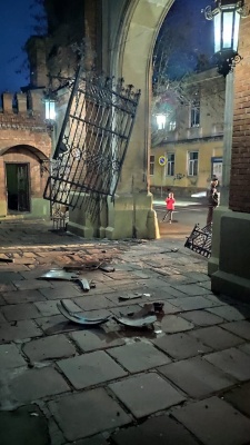 У Чернівцях легковик протаранив ворота ЧНУ та врізався у стіну університету – фото