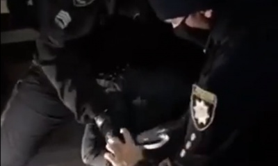 «Червона» зона: у Чернівцях поліцейські пов’язали чоловіка, який не пускав їх до ресторану – відео