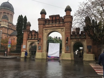 ДТП у Чернівецькому університеті: ворота протаранюють не вперше