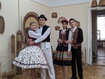 Пошили костюми 20-го століття: у Чернівецькому музеї провели виставку студентських робіт
