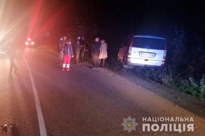 Смертельна ДТП на Буковині: мікроавтобус збив жінку, яка йшла по дорозі