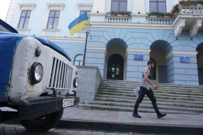 З ким дружитимуть і проти кого: які політичні союзи можуть виникнути між партіями, які проходять до Чернівецької міськради