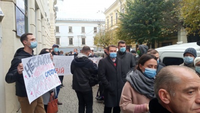 «Ця ТВК зламалась»: активісти «Єдиної альтернативи» влаштували пікет під виборчою комісією – фото