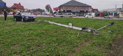ДТП на Буковині: легковик у Мамаївцях виїхав на кільце і протаранив опору