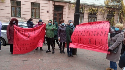 У Чернівцях понад півсотні людей вийшли на пікет до ОДА на підтримку буковинських медиків – фото