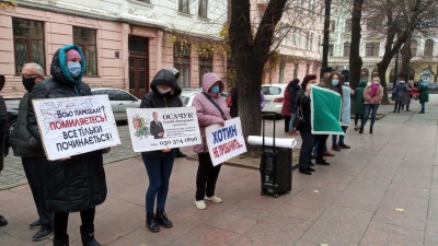 У Чернівцях понад півсотні людей вийшли на пікет до ОДА на підтримку буковинських медиків – фото