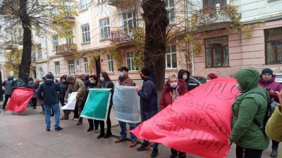 У Чернівцях понад півсотні людей вийшли на пікет до ОДА на підтримку буковинських медиків – фото