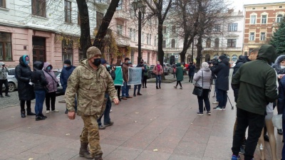 У Чернівцях понад півсотні людей вийшли на пікет до ОДА на підтримку буковинських медиків – фото