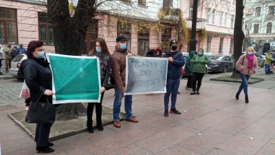 У Чернівцях понад півсотні людей вийшли на пікет до ОДА на підтримку буковинських медиків – фото