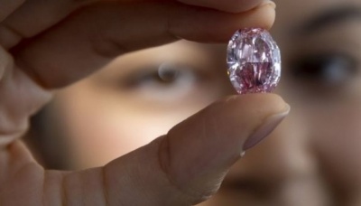 «Привид Троянди» за $26,6 мільйона. Рідкісний рожевий діамант продали на аукціоні 