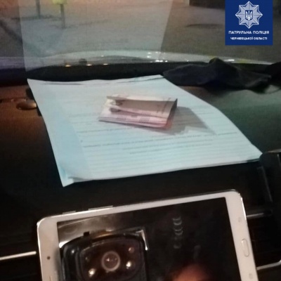 У Чернівцях за ніч двоє горе-водіїв намагалися підкупити поліцейських