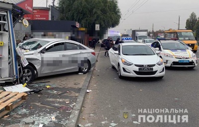 У Києві водій таксі Uber вилетів на тротуар та протаранив МАФ. Загинули двоє осіб - відео