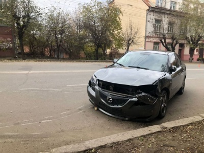 Не встигла перебігти дорогу: у Чернівцях автомобіль збив жінку - відео