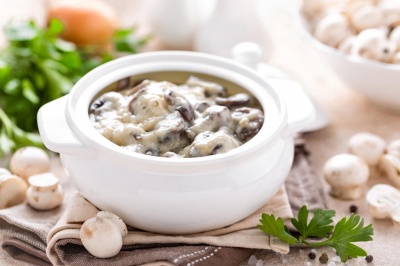 Ароматні гриби у сметані: як приготувати смачну страву в ніжному соусі