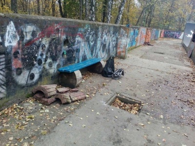 У Чернівцях у скейт-парку невідомі потрощили бетонні смітники – фото