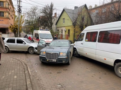 Потрійна ДТП у Чернівцях: «бус» і дві автівки зіткнулись на вулиці Герцена