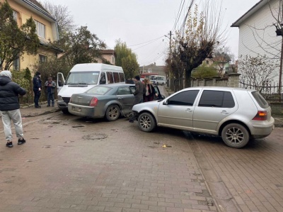 Потрійна ДТП у Чернівцях: «бус» і дві автівки зіткнулись на вулиці Герцена