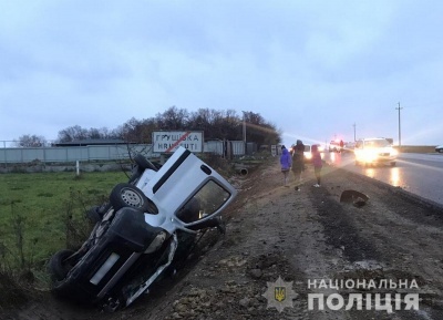 Потрійна ДТП на Буковині: одна з автівок перекинулась, постраждала пасажирка - фото