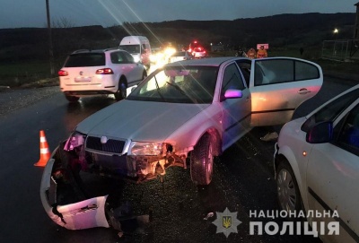 Потрійна ДТП на Буковині: одна з автівок перекинулась, постраждала пасажирка - фото