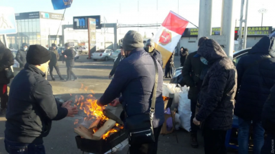 В Одесі працівники ринку "Сьомий кілометр" перекрили дорогу. Протестували проти карантину вихідного дня - відео