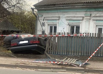 У Чернівцях п’яний водій Mercedes протаранив огорожу і врізався в будинок на вулиці Винниченка – фото