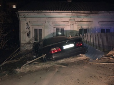 У Чернівцях п’яний водій Mercedes протаранив огорожу і врізався в будинок на вулиці Винниченка – фото