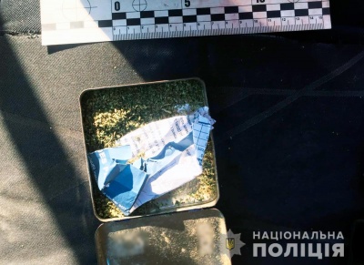 На Буковині в автівці чоловіка знайшли зброю, наркотики та боєприпаси