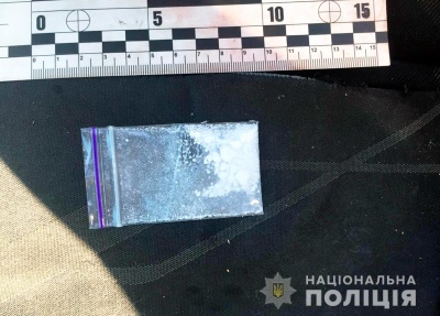 На Буковині в автівці чоловіка знайшли зброю, наркотики та боєприпаси
