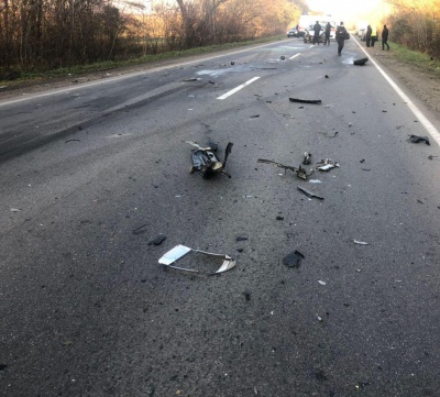Обганяв фуру та врізався в інше авто: у ДТП на Буковині постраждав водій легковика Обганяв фуру та врізався в інше авто: у ДТП на Буковині постраждав водій легковика