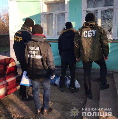 Поліція «прикрила» нарколабораторію на Буковині: зілля збували по всій області – фото