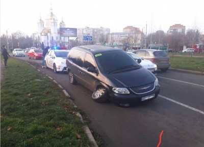 ДТП у Чернівцях: агресивний водій залишився без колеса і влаштував скандал