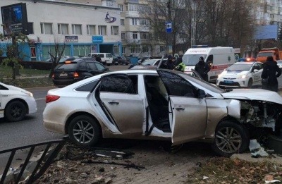 Ранкова ДТП у Чернівцях ускладнила рух на Героїв Майдану, є постраждалі